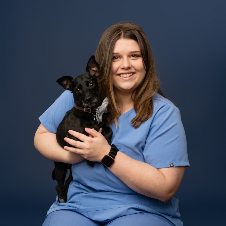 Olivia - Admin women holding peti